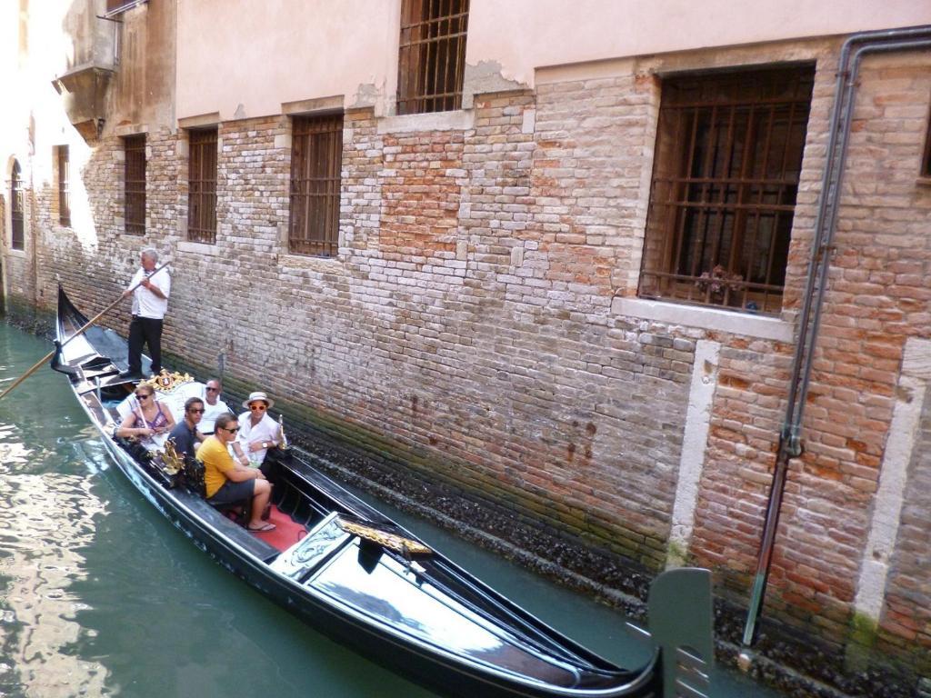 Palazzo Lion Morosini - Check In Presso Locanda Ai Santi Apostoli Velence Szoba fotó