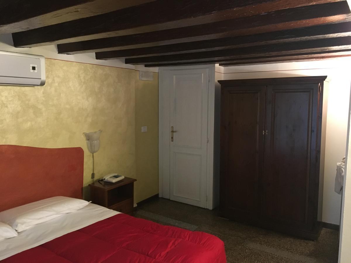 Palazzo Lion Morosini - Check In Presso Locanda Ai Santi Apostoli Velence Kültér fotó